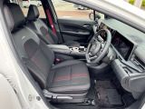 随所に散りばめられたNISMOのアイデンティティであるレッド・アクセント、こだわりを尽くし、専用にコーディネートした装備がスポーティかつ上質さを感じさせてくれます☆