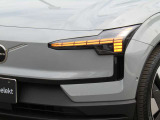 LEDライトがシャープに点灯し、先進的なデザインを際立たせます。