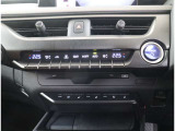 運転・助手席で独立した温度設定のできる、オートエアーコンディショナー。花粉除去機能、ナノイオン発生機能を装備し、室内を快適な環境に保ちます。