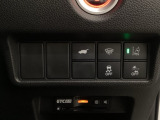 ハンドルの右側にHondaセンシング用のメインスイッチとパワーテールゲートスイッチがついています。パワーテールゲートスイッチは車内からでもテールゲートの開け閉めを電動でできます。