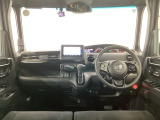 【前方視界】開放的な前方視界!運転がしやすく疲れにくいです♪窓が大きく、見通しがとっても良いおクルマですよ♪