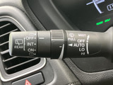雨天時でもクリアな視界を確保。操作しやすいレバーで、快適な運転をサポートします。安全運転に貢献する機能です。