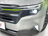 【LEDヘッドライト】悪天候や夜間走行時も良好な視界を確保し安心して運転できる高輝度LEDヘッドライトを装備!点灯速度が早く、消費電力も抑えられています。