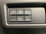 運転席脇のクラスタースイッチ部分にはカメラ切り替えスイッチ、パーキングセンサー、その他走行系スイッチを集中配置しております。