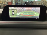 狭い場所での駐車やすれ違いなどでより的確な運転操作に役立つ360&deg;ビューモニターが装備されています。