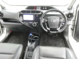 運転席からの視界はこんな感じです☆お気軽にご来店いただき、実際に座って是非お確かめください。ドライバーに寄り添う快適な操作フィールをもたらすステアリングです。