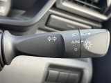 【オートライト(AUTO)】外の明るさをシステムが感知して、自動でヘッドライトが点灯します。ヘッドライトをつけ忘れを防ぐ便利機能です。