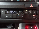 運転席からも手が届きやすく、操作しやすい空調コントロールパネル。オートエアコンなので操作の煩わしさが無くオールシーズン快適にドライブできます。快適空間で運転に集中できますね。