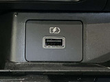 USB電源ソケットが前席中央にあり、便利に使えます☆