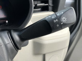 操作しやすい位置に配置されたウインカーレバー。確実な操作感で、安全な車線変更をサポートします。スムーズな運転を支えます。