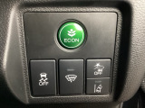 Hondaセンシング用の、VSA(ABS+TCS+横滑り抑制)解除と路外逸脱抑制機能のオンオフスイッチなどはハンドルの右側に装備しています。燃費に役立つECONボタンもここです。