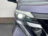 【LEDヘッドライト】悪天候や夜間走行時も良好な視界を確保し安心して運転できる高輝度LEDヘッドライトを装備!点灯速度が早く、消費電力も抑えられています。