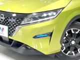 【LEDヘッドライト】悪天候や夜間走行時も良好な視界を確保し安心して運転できる高輝度LEDヘッドライトを装備!点灯速度が早く、消費電力も抑えられています。