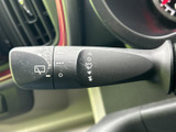 雨天時でもクリアな視界を確保できるワイパーレバー。操作も簡単で、快適な運転をサポートします。安全運転に貢献します。