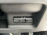 運転席から手の届く位置に ETC2.0車載器付いております。高速道路の料金所もスムーズに通過できますよ♪