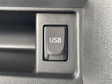 【USB端子】USB接続もついていますので携帯などの電子機器の充電にも使えて便利です♪
