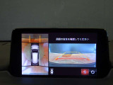 【360&deg;ビュー・モニター】前後左右4つのカメラ映像をさまざまな走行状況に応じて切り替えてセンターディスプレイに表示することで、駐車時や狭い道でのすれ違い時、見通しの悪い交差点進入時でも安心感を高めます。