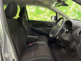 運転席からの眺めは広く、運転に集中できます。シートの形状も工夫されており、長時間のドライブでも疲れにくいでしょう。快適な空間です。