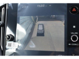 マルチビューモニターは、車両の前後左右に搭載された4つのカメラ映像を合成し、車両を真上から見ているような映像を11.6インチディスプレイに表示する機能です