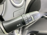 操作しやすいウインカーレバーで、安全確認をしっかりと行えます。オート機能も搭載し、運転をサポートします。