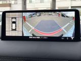 後方確認をサポートするバックモニター。狭い道や駐車場でも、安全に駐車できます。運転の苦手な方にもおすすめです。安心の運転を支援します。