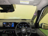 ドライバー目線で、使いやすく安全操作性と良好な視界を実現した運転席です。