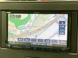 高画質ディスプレイが、運転中の情報提供をサポート。多彩な機能で快適なドライブを演出します。普段使いから長距離移動まで、頼れる相棒となるでしょう。