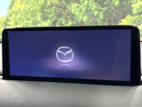 【10.25インチマツダコネクト】車内の雰囲気にマッチした大型ディスプレイ。スマホ接続でのナビ使用やBluetooth再生等、様々な機能が楽しめます。直感的なダイヤル操作が可能で、使い勝手も良好です。