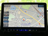 高精細な地図表示で、スムーズなナビゲーションをサポート。目的地設定も簡単に行えます。ドライブの不安を解消し、快適な移動を約束します。