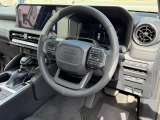 本革巻き3本スポークステアリング(ステアリングリモコン):TOYOTAロゴ:ハンドルヒーター。