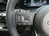 運転走行も画面に触れることなく手元操作が可能な便利なハンドルリモコン。