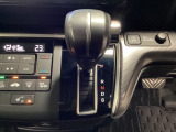 CVT車のセレクトレバーです。低速から高速まで、変速ショックのないスムーズな走りを実現するとともに、エンジン効率のよい領域を維持することで燃費にも貢献します。