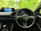 握りやすいステアリングは、ドライバーの負担を軽減し、快適な運転をサポートします。操作性にも優れ、運転の楽しさを向上させます。