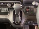 シフトはインパネシフト、パーキングブレーキは電子制御なので運転席と助手席の間はすっきりしています。
