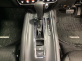 CVT車のセレクトレバーです。低速から高速まで、変速ショックのないスムーズな走りと、エンジン効率のよい領域を維持して燃費にも貢献します。サイドブレーキはスイッチ操作の電子制御パーキングブレーキです。