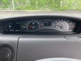 視認性の高いメーター類で、運転に必要な情報を的確に把握できます。走行距離や燃料残量もひと目で確認可能です。