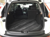後席は分割可倒式で、用途に合わせてアレンジ可能。荷物の量や乗車人数に応じて柔軟に使える便利なシートです。
