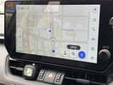 高精細な地図が、目的地へのナビゲーションをサポート。スムーズな移動を支援し、初めての場所でも安心して運転できます。快適なドライブを。