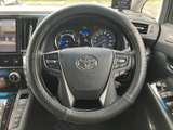 握りやすいステアリングは、運転操作をスムーズにします。オーディオやハンズフリー通話など、便利な機能を手元で操作できます。快適なドライビングを追求。