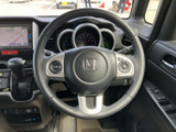 握りやすいステアリングは、運転操作をスムーズに行えます。長時間の運転でも疲れにくい設計で、快適なドライブをサポートします。