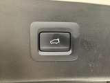 パワーリフトゲートは運転席とリフトゲート側、さらにアドバンストキーでも開閉が可能!開度は無段階にメモリー設定もできます。ゲート内側にタッチセンサーを配置し、手などを挟み込む危険を低減します。