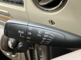 雨天時でもクリアな視界を確保できるよう、ワイパーの操作をスムーズに行えます。運転中の安全性を高める機能です。
