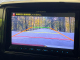 【バックカメラ】駐車時に後方がリアルタイム映像で確認できます。大型商業施設や立体駐車場での駐車時や、夜間のバック時に大活躍!運転スキルに関わらず、今や必須となった装備のひとつです!