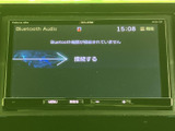 高精細なディスプレイが、快適なドライブをサポート。Bluetooth接続で、お気に入りの音楽をワイヤレスでお楽しみいただけます。