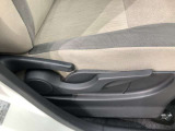 運転席シート座面は上下アジャスター付きです。お好みの位置に調整可能です。