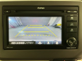 リバースギアに入れるだけで後方の表示へ切り替わります。夜間や雨の日の駐車も楽になりますよ。