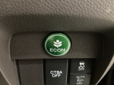 ECONモードをONにするとアクセルペダルの動きに対するエンジンの反応とエアコンの制御を切り換えることで、燃費のいい運転をするドライバーがペダルを踏んだ時と同じようにエンジンを制御します。