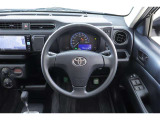 運転席に座った感じでの写真です。オーディオ周り、ハンドルの形状、メーターの位置やエアコンの操作パネル等をご確認下さい♪
