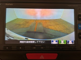 【バックカメラ】運転が苦手な方も車庫入れラクラクです!ギアをリバースに入れれば自動的に切り換わりますので、面倒な操作は不要です♪狭い駐車場もお車を傷つけず安心ですね!