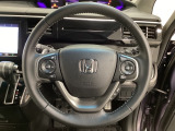 ハンドルにHondaセンシング系のクルーズコントロールやレーンキープアシストなどのスイッチと、オーディオの操作スイッチが装備されています。ハンドルから手を離さず安全に操作できます。